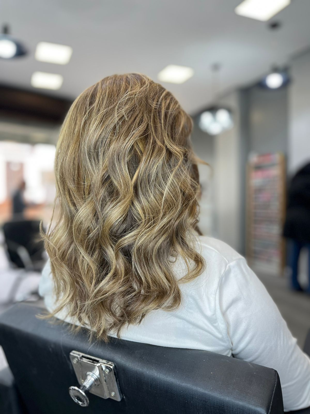 Ondas soltas com mechas mel